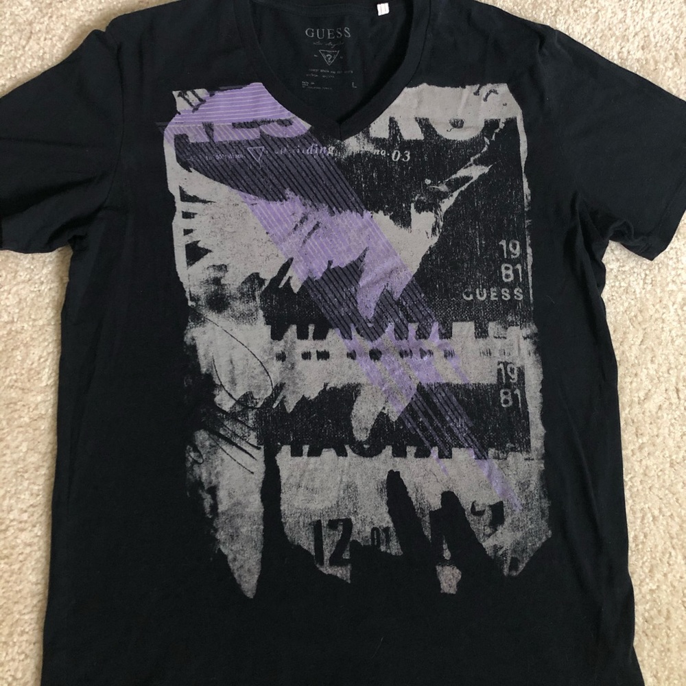 Guess V-neck Graphic T